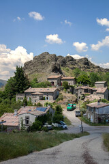 Obraz premium Le petit village d'Ajoux en Ardèche au pied de son piton volcanique