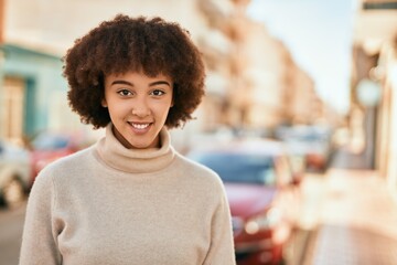 Fototapeta premium Young hispanic girl smiling happy standing at the city.