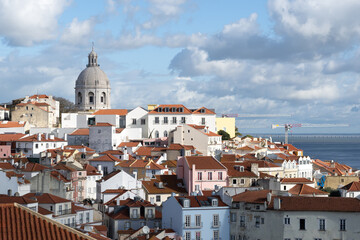 Vue sur Lisbonne depuis le mirador de Santa Luzia - obrazy, fototapety, plakaty