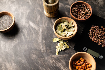 alimentos nutritivos, sanos y naturales en cuencos de madera 