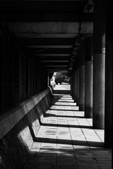 Fototapeta na wymiar 高架下の歩道に規則正しく並んだ柱と影