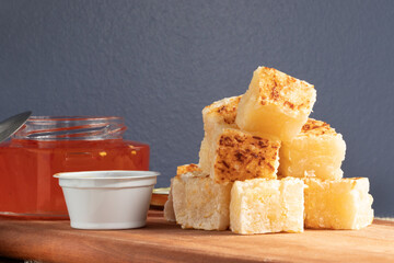 A pile of tapioca with rennet cheese cubes served with pepper jelly.