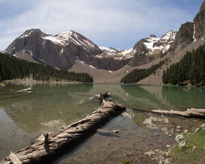 Views of a lake between mountains in the Pyrenees