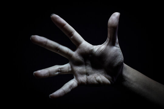 mano extendida de mujer 5 dedos con fondo negro