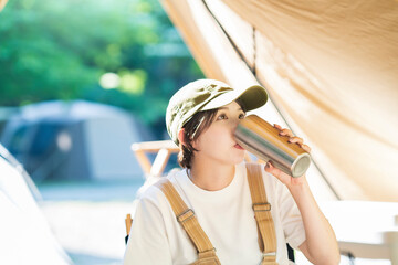 ソロキャンプイメージ・お酒を飲む若い女性