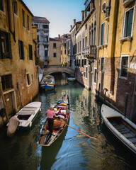 Fototapeta na wymiar Venice gondola traffic 