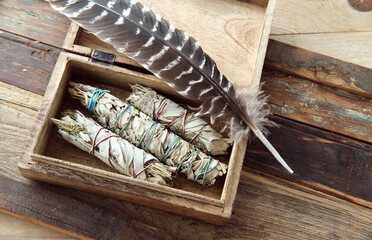 Smudge Sticks White Sage (Kräuterbündel Weißer Salbei), Yerba Santa in Holzbox mit...