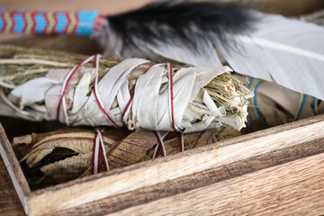 Smudge Sticks (Kräuterbündel) Weißer Salbei, Yerba Santa, Rosmarin in Holzbox mit Räucherfeder,...