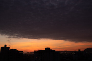 pôr-do-sol na cidade silhueta