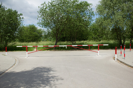 Zamknięta brama, szlaban brak przejazdu. Krak&oacute;w 13.06.2021 15:00