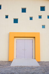 puerta rodeada con ventanas cuadrasas