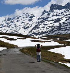 Obraz premium Melchsee-Frutt, neige, montagne, paysage, montagne, ciel, glacier, nature, été, alpes, lac, glace, panorama, pic, rocher, voyage, bleu, froid, nuage, val, alpestre, champ, haute, nuage, vue, europe, s