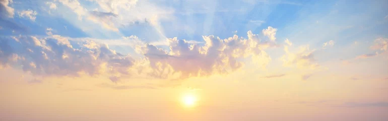 Zelfklevend Fotobehang Heldere blauwe lucht. gloeiende roze en gouden cirrus en cumulus wolken na storm, zacht zonlicht. Dramatische zonsondergang cloudscape. Meteorologie, hemel, vrede, grafische bronnen, schilderachtig panoramisch landschap © Aastels