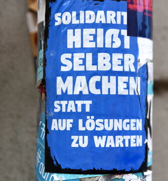 Aufkleber: "Solidarität heißt selber machen anstatt auf Lösungen warten"
