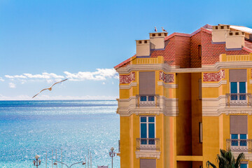 Vol d'oiseau face &agrave; un b&acirc;timent ni&ccedil;ois