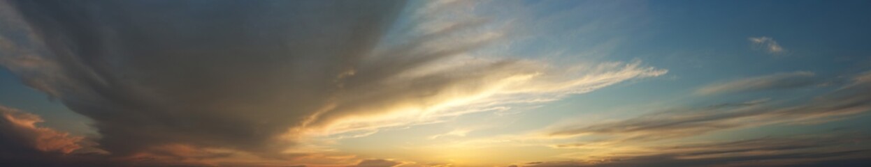 Obraz premium Beautiful atmospheric dramatic clouds in the evening at sunset.