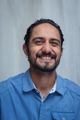 Obraz premium portrait of young man expressing a genuine and fresh smile
