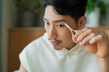 眉毛を整える男性