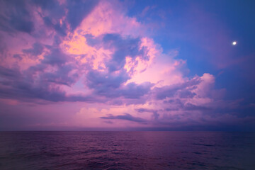 Fototapeta na wymiar Sonnenuntergang auf einem Boot mit Vollmond