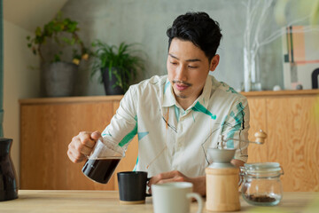コーヒーを淹れる男性