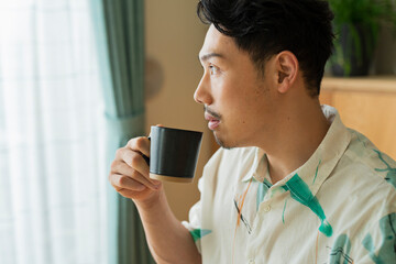 コーヒーを飲む男性