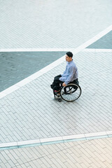 街中を歩く車椅子の男性