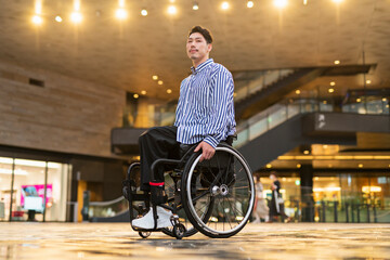 Fototapeta na wymiar 車椅子で出かける男性