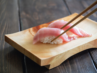 中トロの握り寿司。木製の寿司下駄に乗せた、和食のお寿司。