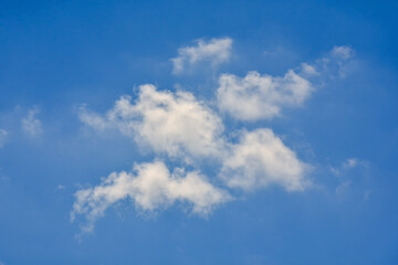 Obraz na płótnie Canvas Beautiful cumulus clouds against the blue daytime sky.