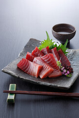 マグロのお刺身と日本酒