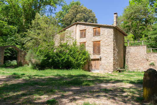 Image of an old abandoned farmhouse in the town of Moia