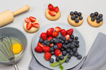 Blueberries and blueberries on gray plate.