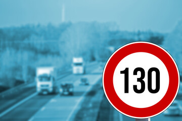 Eine Autobahn und Verkehrszeichen Tempolimit 130 km/h - obrazy, fototapety, plakaty