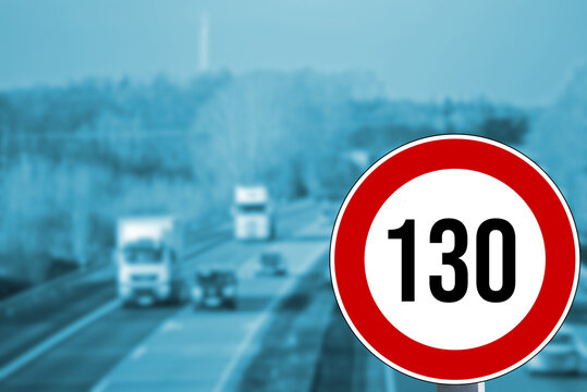 Eine Autobahn und Verkehrszeichen Tempolimit 130 km/h