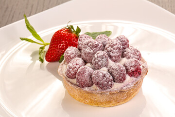 Sweet Round tart with raspberry