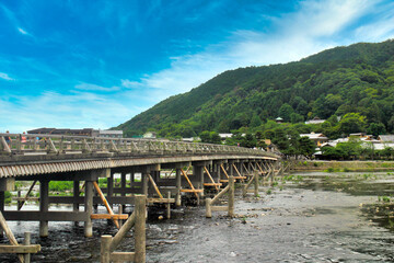 青空と京都の渡月橋