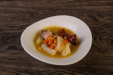 Pea soup with smoked ribs