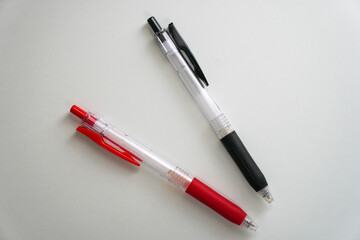 赤と黒のペン
