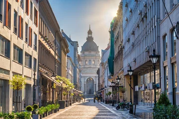 Fotobehang Boedapest Boedapest Hongarije, skyline van de stad bij Zrinyi Street en St. Stephen& 39 s Basilica