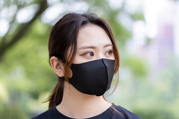 マスクをしてランニングしている女性