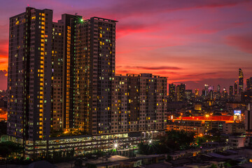 Obraz premium panoramic high-angle evening background of the city view,with natural beauty and blurred sunsets in the evening and the wind blowing all the time,showing the distribution of city center accommodation