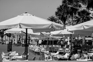 View of the restaurant terraces on the Villajoyosa promenade in black and white. - 439281191