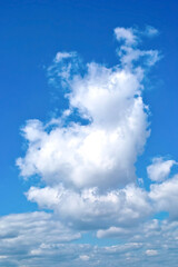 雲が連なる鮮麗な青空