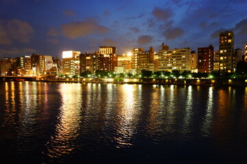 Fototapeta na wymiar Cityscape of Sumidagawa river at night in Tokyo, Japan - 日本 東京都 隅田川 夜景 
