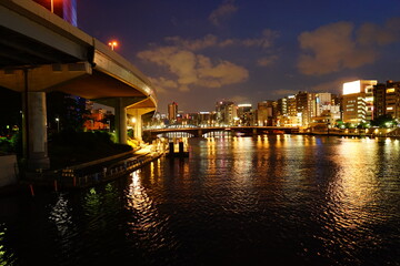 Fototapeta na wymiar Cityscape of Sumidagawa river at night in Tokyo, Japan - 日本 東京都 隅田川 夜景