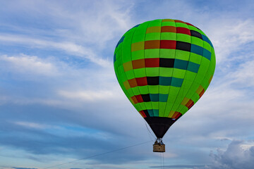 Obraz premium Hot air balloon on the background of the evening sky.
