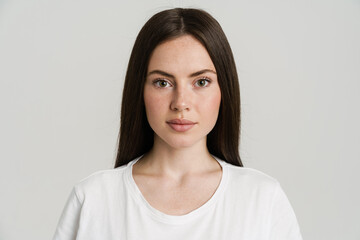 Obraz premium Young brunette woman posing and looking at camera