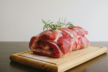 Asado carnicero argentino en tabla de madera