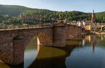 Alte Br&uuml;cke in Heidelberg mit Blick auf Schlo&szlig; und Br&uuml;ckentor, in der Morgensonne.