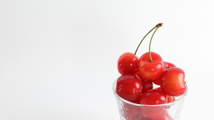 ガラス容器に入ったサクランボ